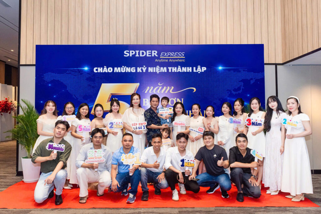 Trao kỷ niệm chương cho nhân viên kỳ cựu