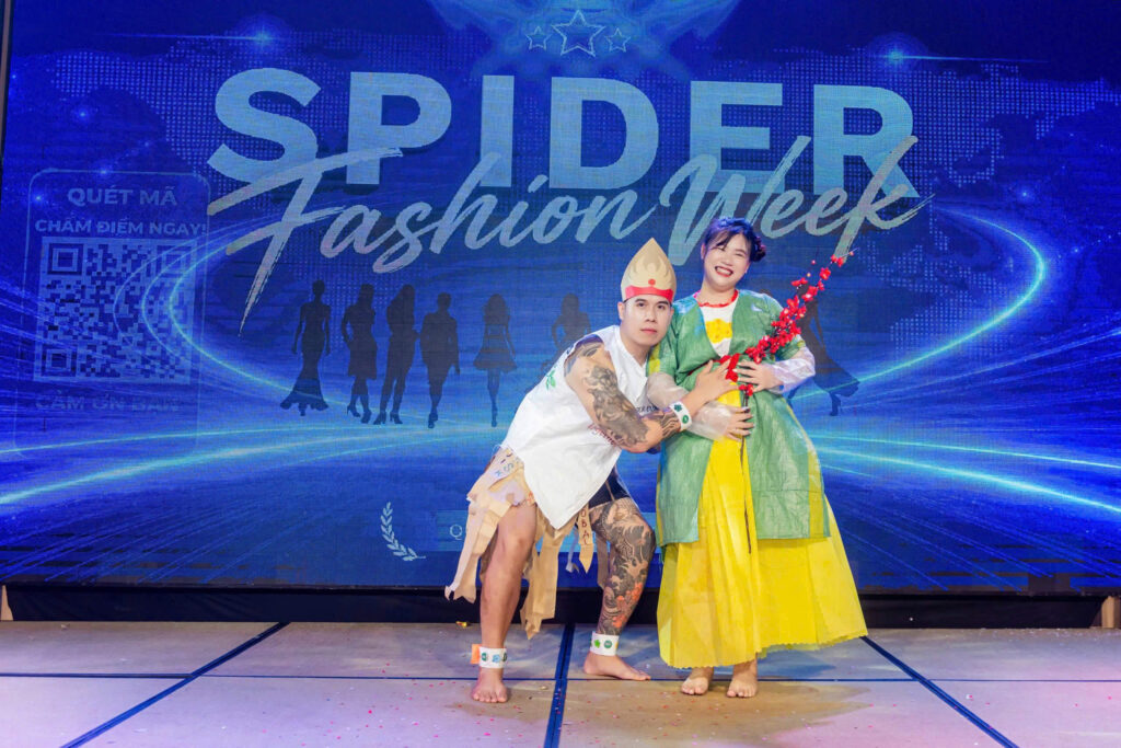 Trang phục tái chế Spider Fashion Week